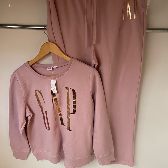GAP Women’s Sweatpants and Shirt Set NWT - Picture 1 of 4